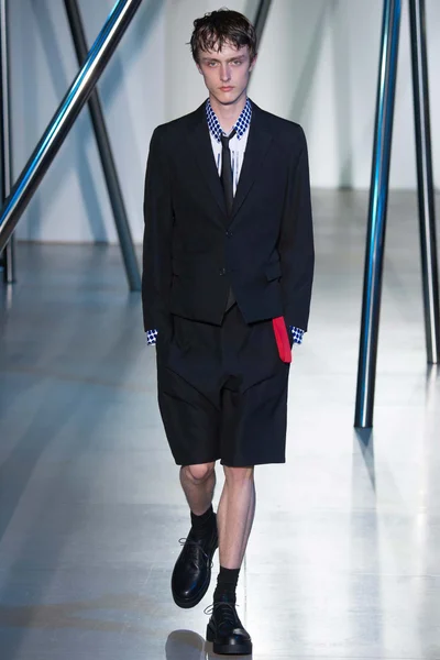 Look 18
